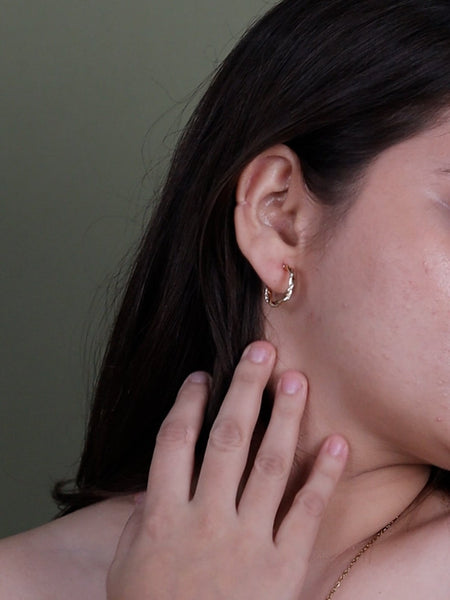 đź’« Ellara Twisted Gold Mini Hoops