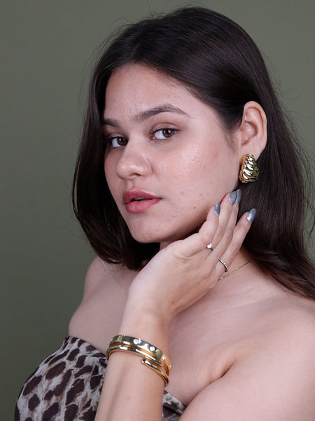Golden Noir Shell Earrings π€