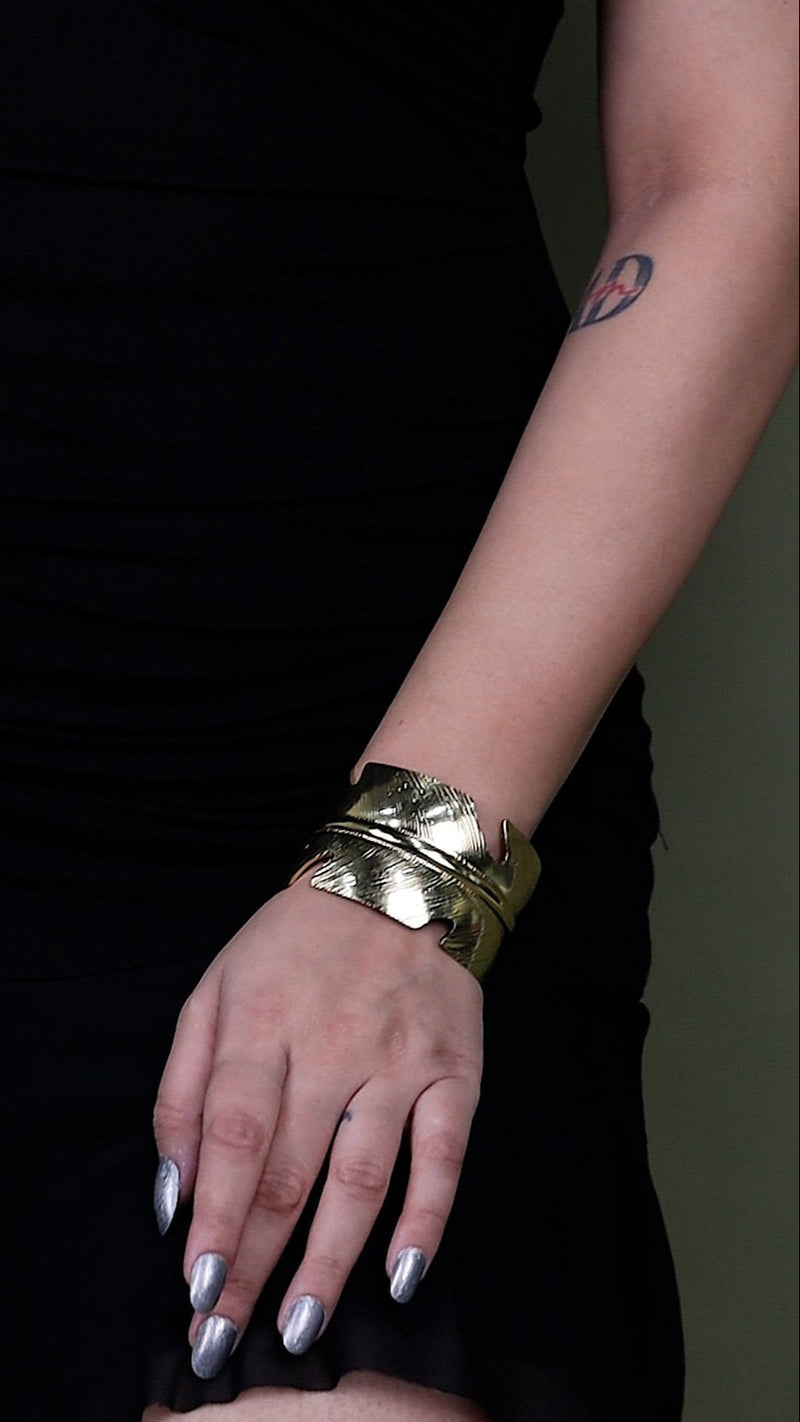 👑 The “Regal Aurelia” Textured Gold Cuff Bracelet ✨