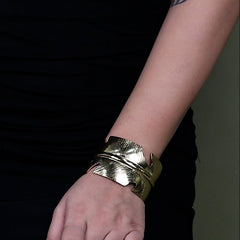 👑 The “Regal Aurelia” Textured Gold Cuff Bracelet ✨