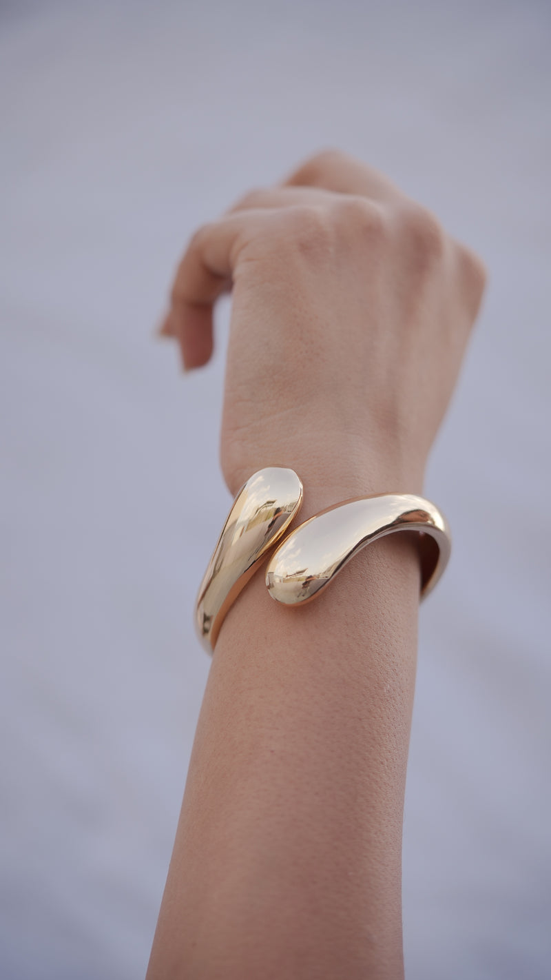 ✨Liquid Gold Drop Bracelet ✨