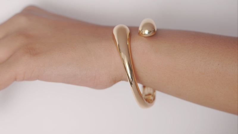 ✨ Ellara Flow Curve Bracelet