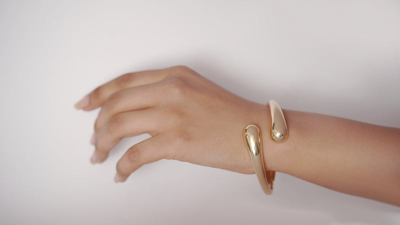 ✨ Ellara Flow Curve Bracelet