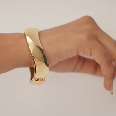 Bold Curve Gold Bracelet ✨