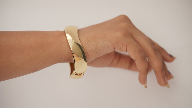 Bold Curve Gold Bracelet ✨