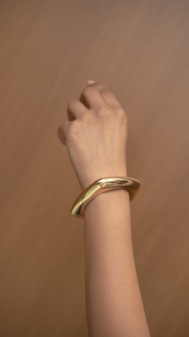 ✨ Ellara “Edge Curve” Bracelet