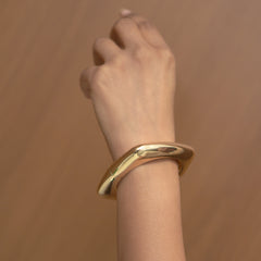 ✨ Ellara “Edge Curve” Bracelet