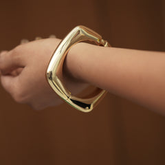 ✨ Ellara “Edge Curve” Bracelet