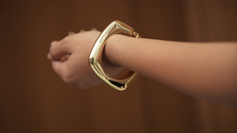 ✨ Ellara “Edge Curve” Bracelet