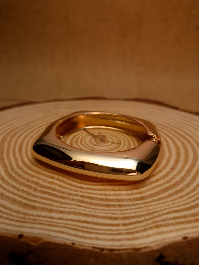 ✨ Ellara “Edge Curve” Bracelet