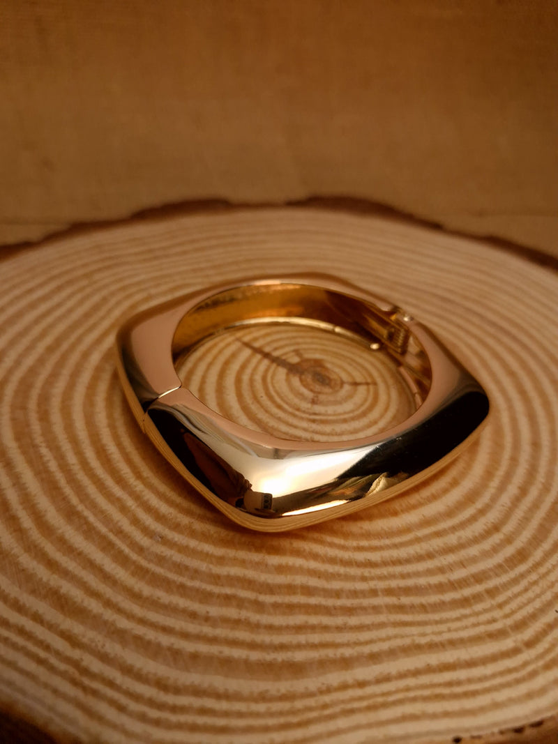 ✨ Ellara “Edge Curve” Bracelet