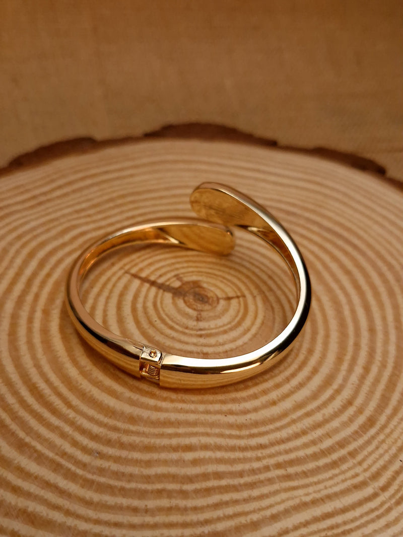 ✨ Ellara Flow Curve Bracelet