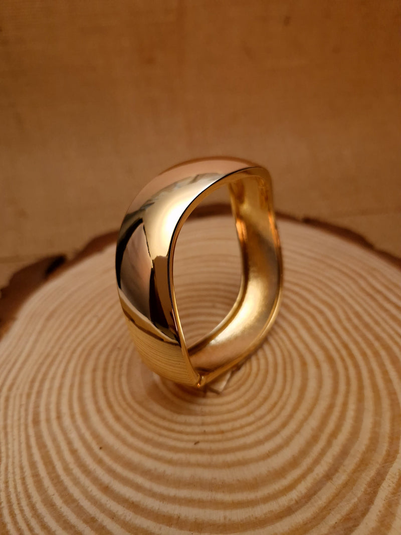 Bold Curve Gold Bracelet ✨