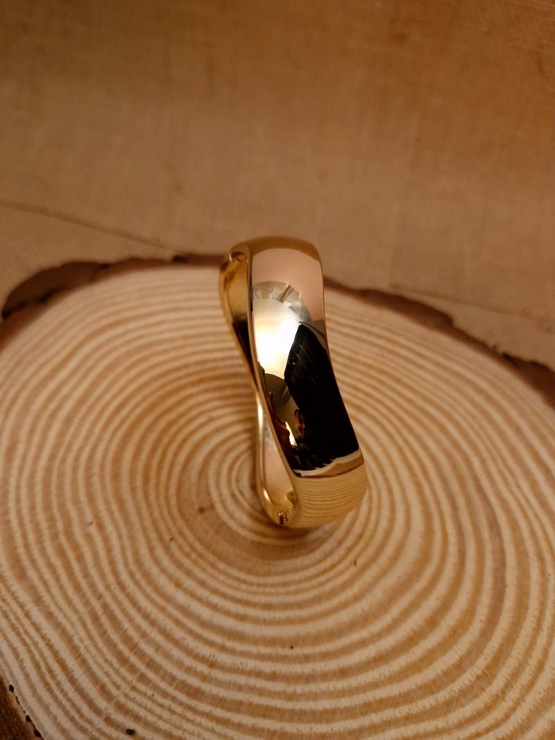 Bold Curve Gold Bracelet ✨