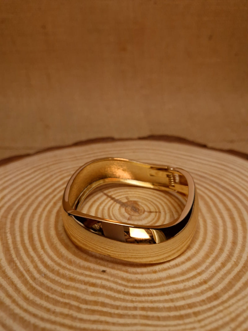 Bold Curve Gold Bracelet ✨