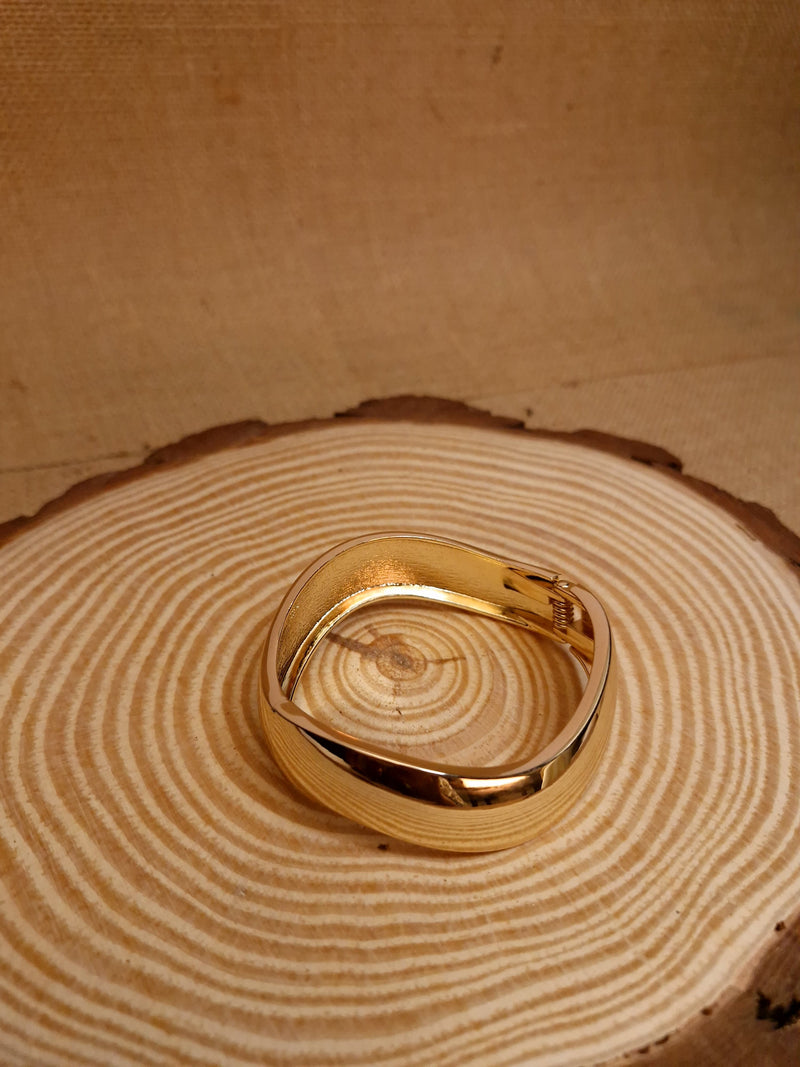 Bold Curve Gold Bracelet ✨