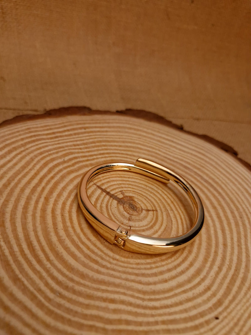 ✨ Twist of Elegance Bracelet ✨