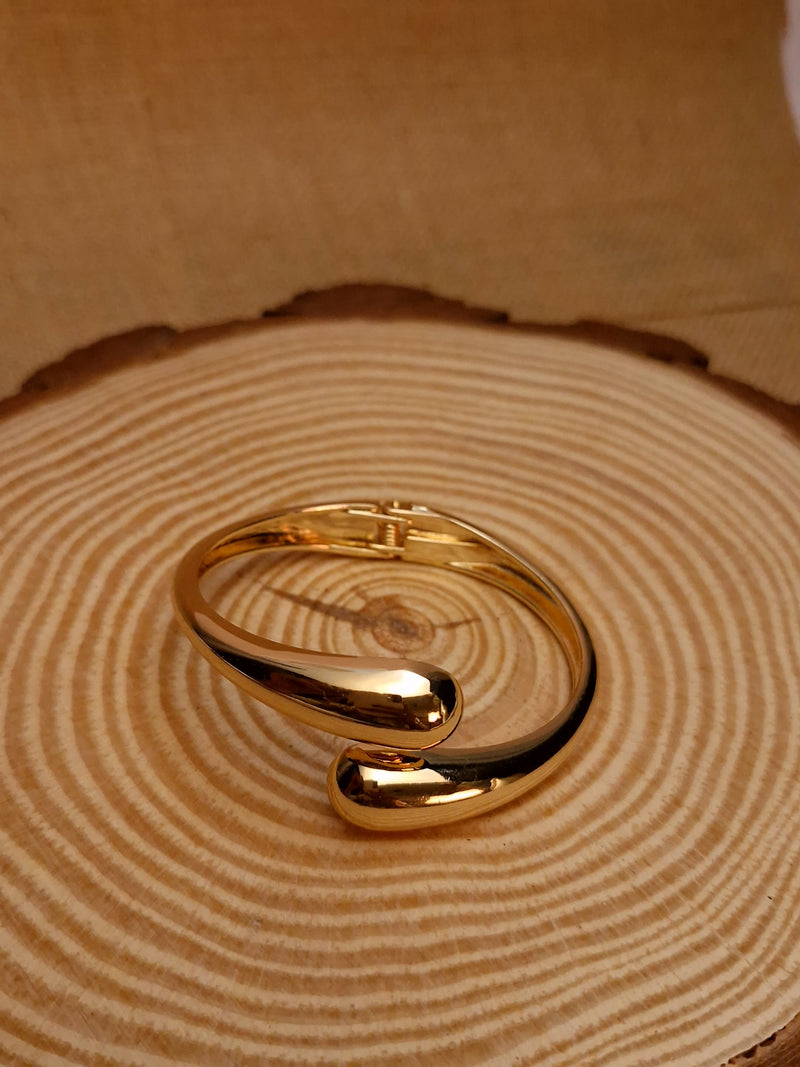 ✨ Ellara Flow Curve Bracelet