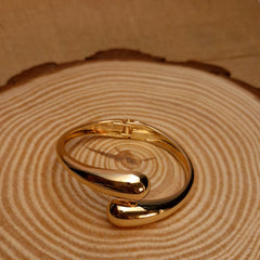 ✨ Ellara Flow Curve Bracelet