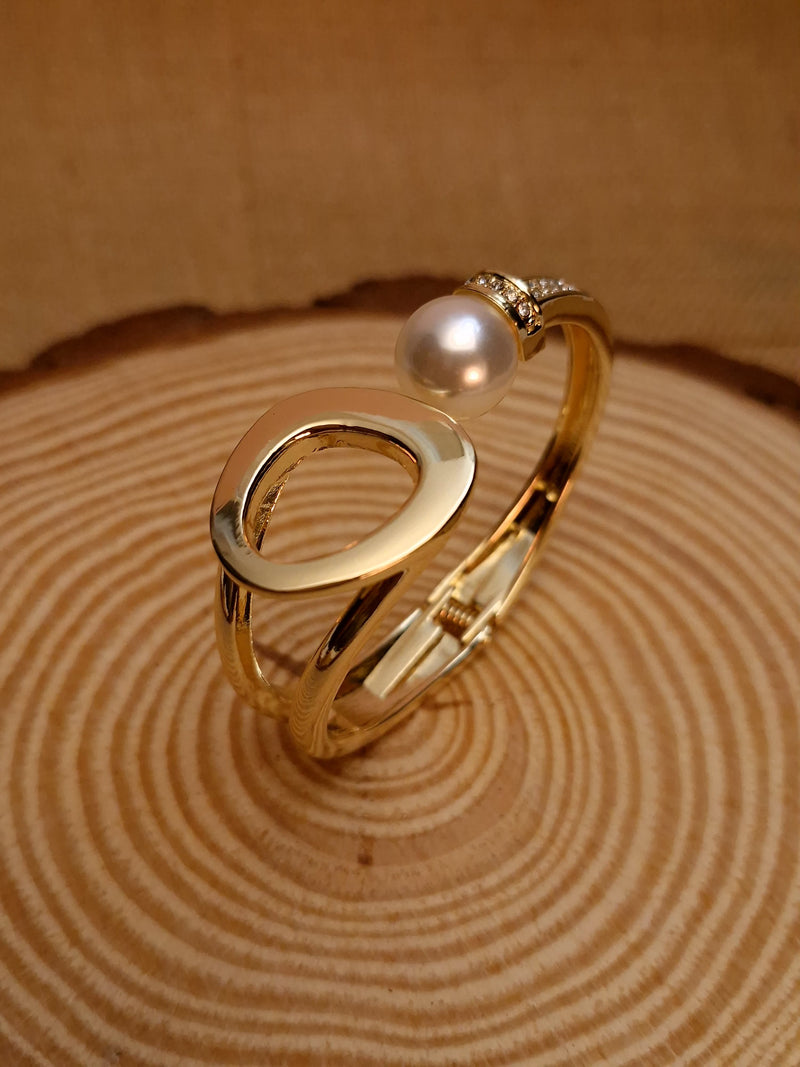 ✨Ellara Luxe Pearl Embrace Bracelet