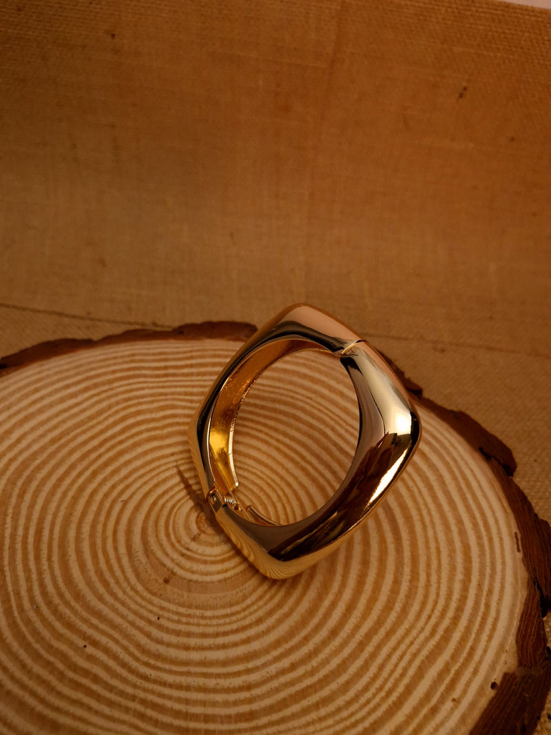 ✨ Ellara “Edge Curve” Bracelet