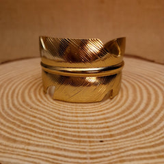 👑 The “Regal Aurelia” Textured Gold Cuff Bracelet ✨