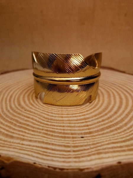 👑 The “Regal Aurelia” Textured Gold Cuff Bracelet ✨