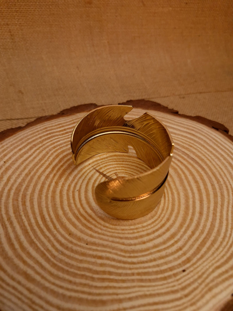 👑 The “Regal Aurelia” Textured Gold Cuff Bracelet ✨