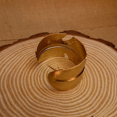 👑 The “Regal Aurelia” Textured Gold Cuff Bracelet ✨