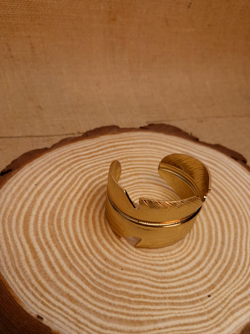 👑 The “Regal Aurelia” Textured Gold Cuff Bracelet ✨