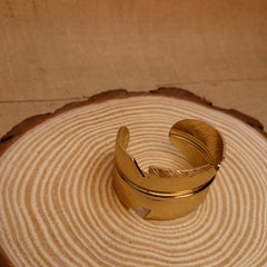 👑 The “Regal Aurelia” Textured Gold Cuff Bracelet ✨