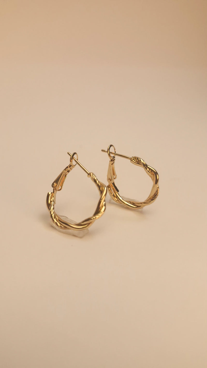 💫 Ellara Twisted Gold Mini Hoops