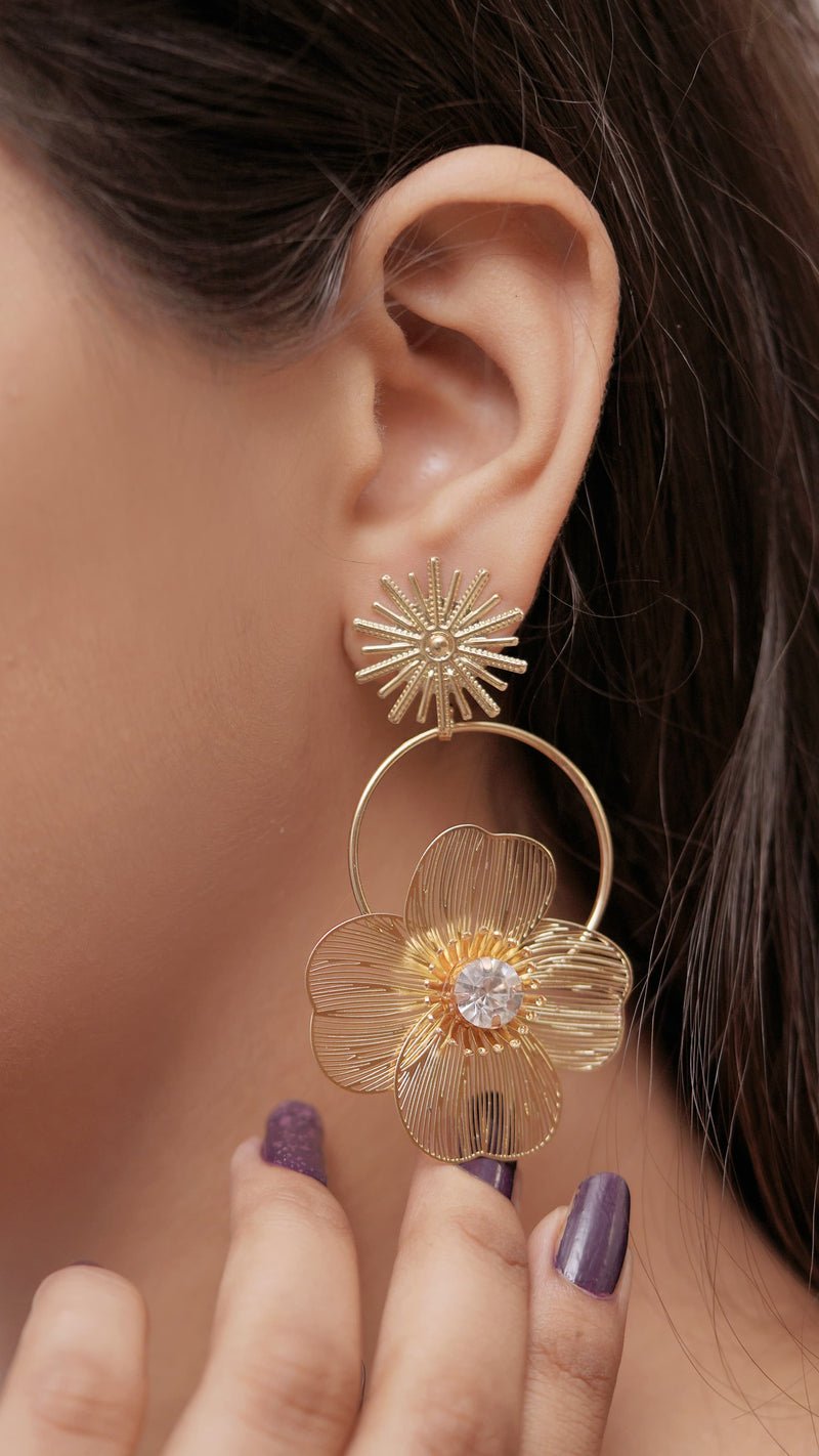 🌺 Golden Bloom Floral Earrings