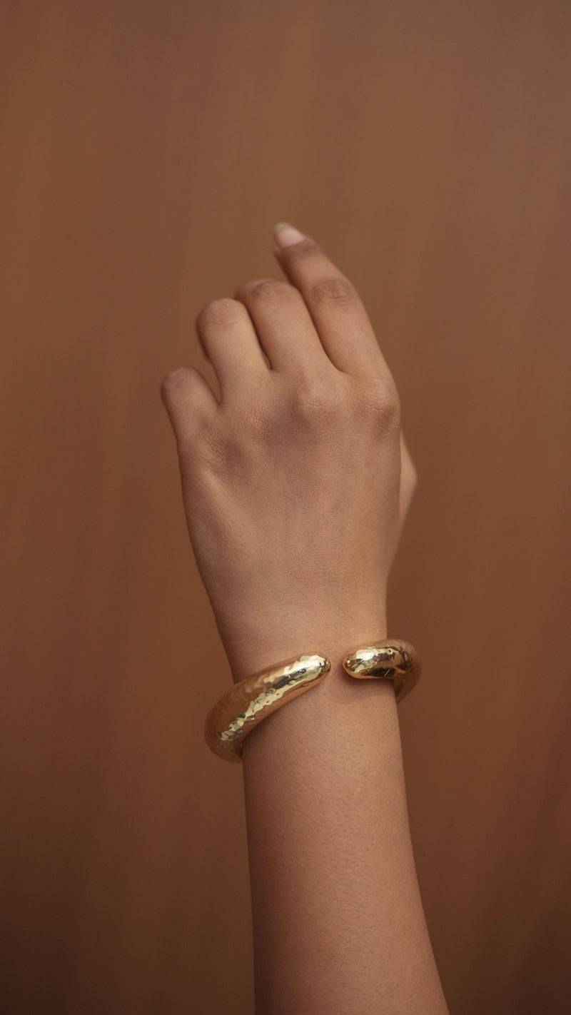 ✨The Aurora Bold Hammered Bracelet ✨