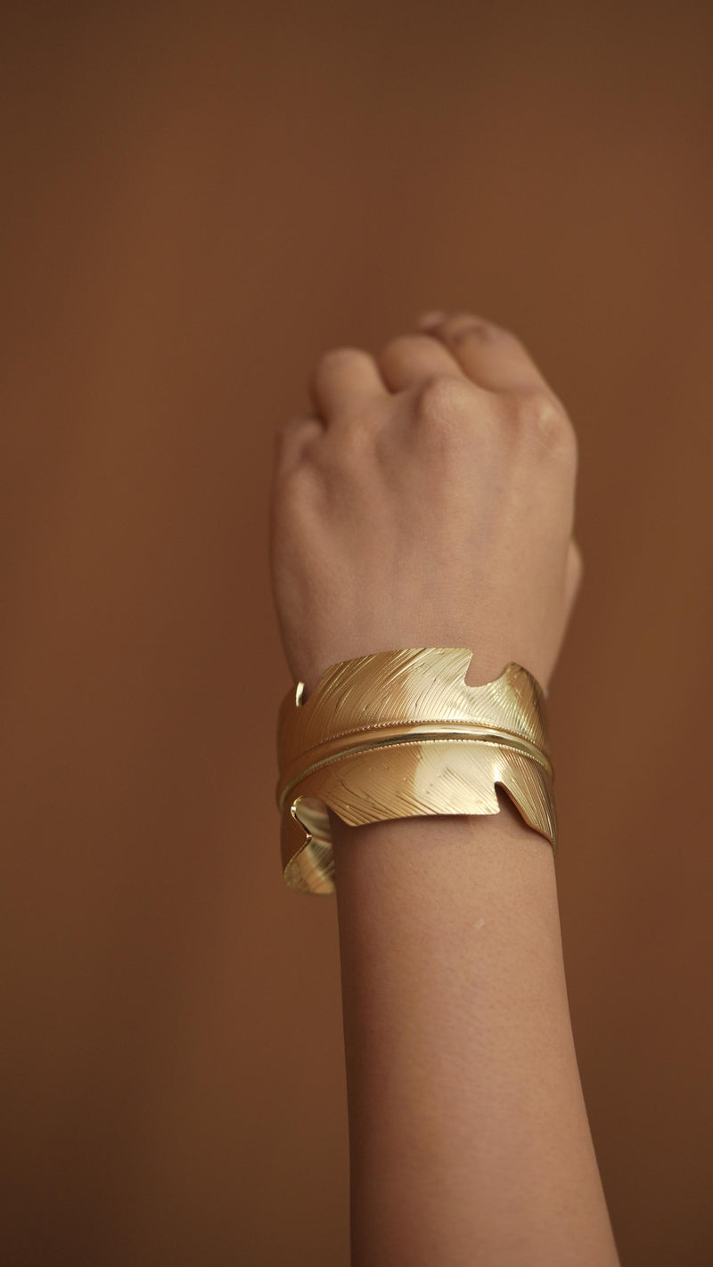 👑 The “Regal Aurelia” Textured Gold Cuff Bracelet ✨