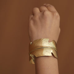 👑 The “Regal Aurelia” Textured Gold Cuff Bracelet ✨