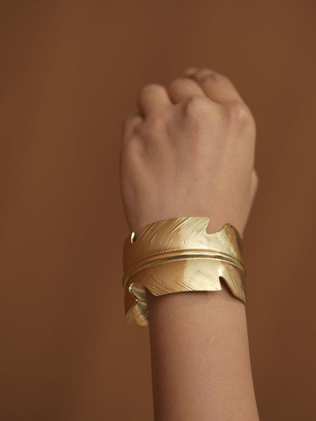 👑 The “Regal Aurelia” Textured Gold Cuff Bracelet ✨