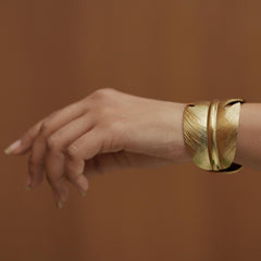 👑 The “Regal Aurelia” Textured Gold Cuff Bracelet ✨