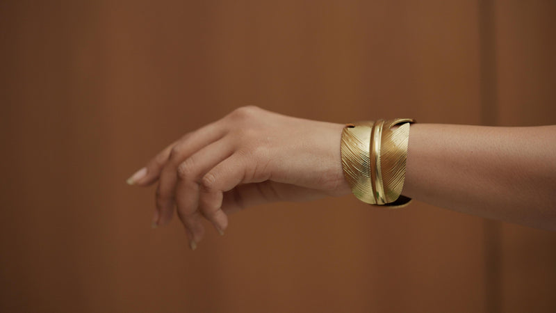 👑 The “Regal Aurelia” Textured Gold Cuff Bracelet ✨