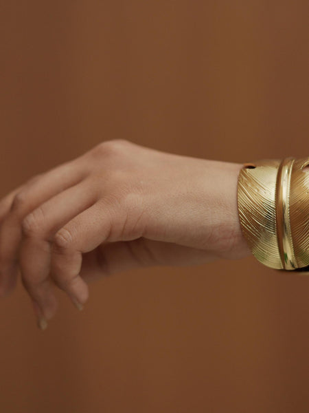 👑 The “Regal Aurelia” Textured Gold Cuff Bracelet ✨