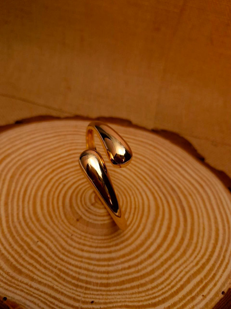 ✨ Ellara Flow Curve Bracelet