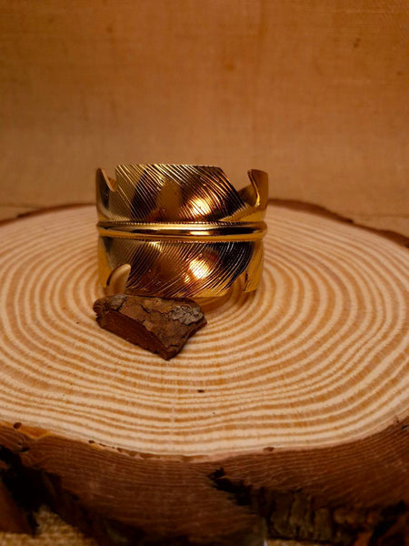 👑 The “Regal Aurelia” Textured Gold Cuff Bracelet ✨