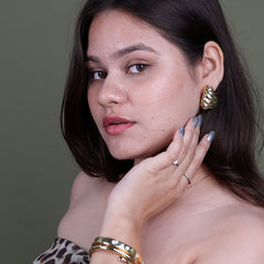 Golden Noir Shell Earrings 🖤