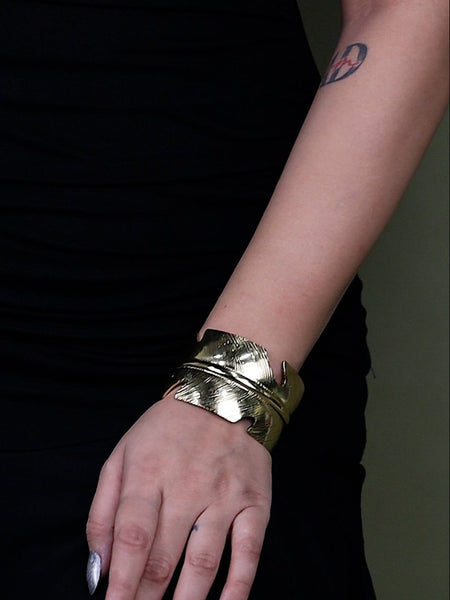 👑 The “Regal Aurelia” Textured Gold Cuff Bracelet ✨