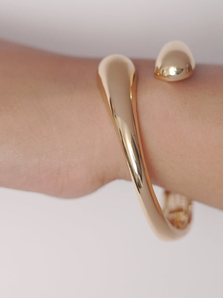 ✨ Ellara Flow Curve Bracelet