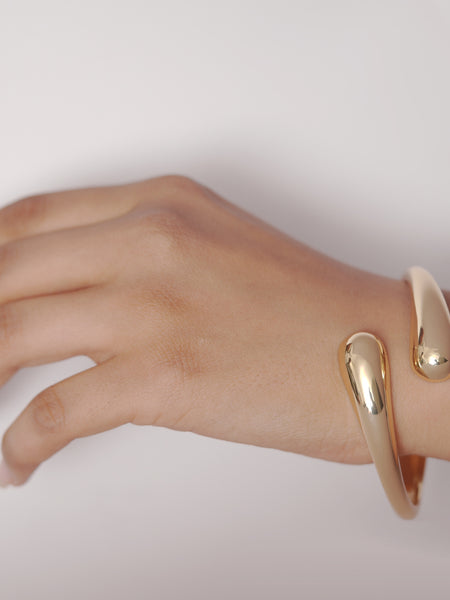 ✨ Ellara Flow Curve Bracelet