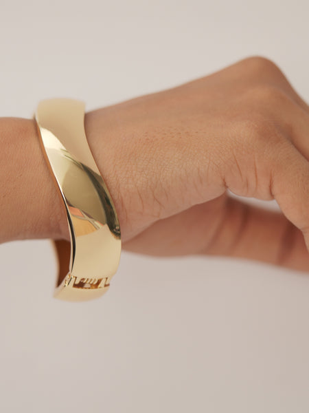 Bold Curve Gold Bracelet ✨