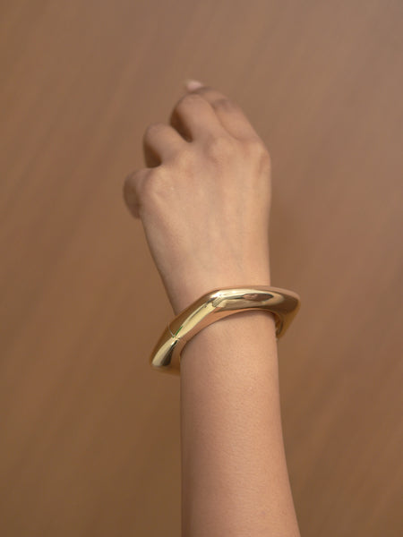 ✨ Ellara “Edge Curve” Bracelet