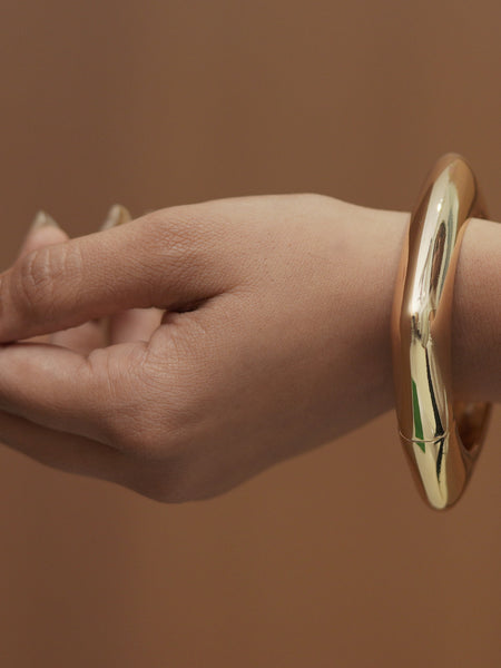 ✨ Ellara “Edge Curve” Bracelet