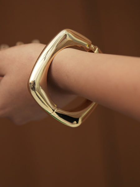 ✨ Ellara “Edge Curve” Bracelet